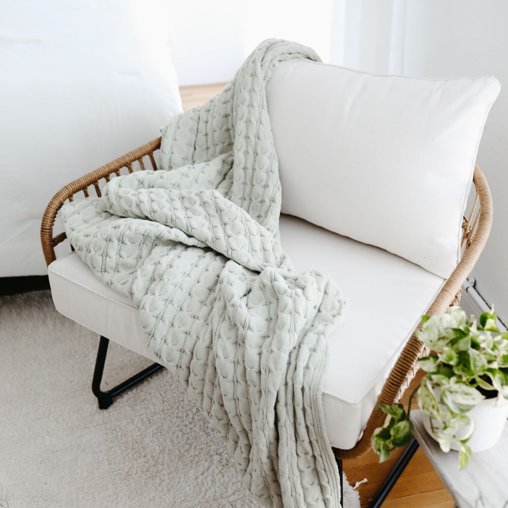 witte slaapkamer stoel, grijze deken, sprei, wollen kleed, naturel