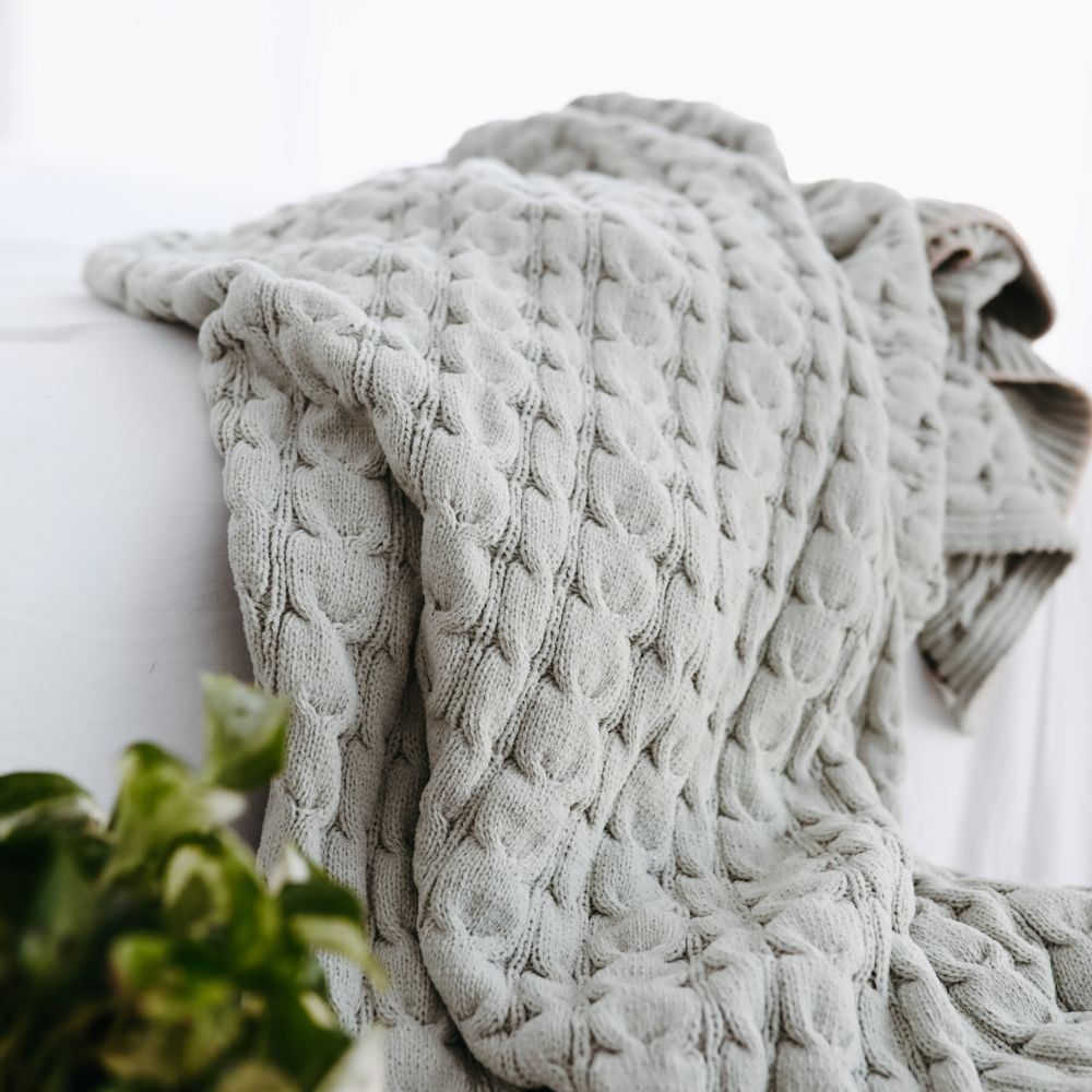 witte slaapkamer, wit beddengoed, grijze deken, sprei, wollen kleed