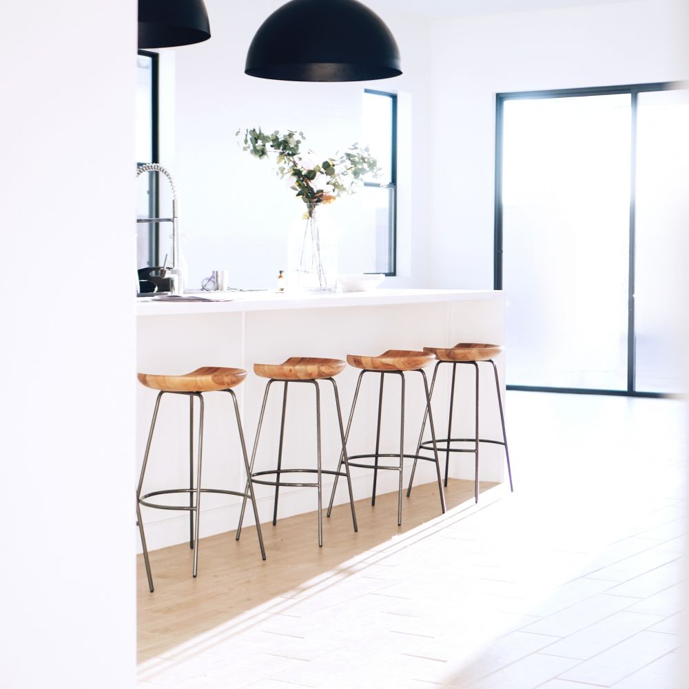 Witte keuken, keuken wit, houten barkrukken, hout en zwart staal barkrukken