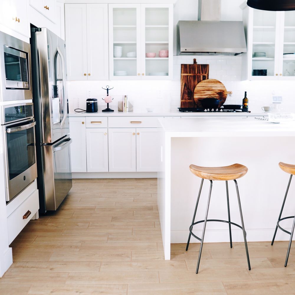 Zwart wit keuken, zwarte lampen, houten barkrukken, barkruk hout en staal