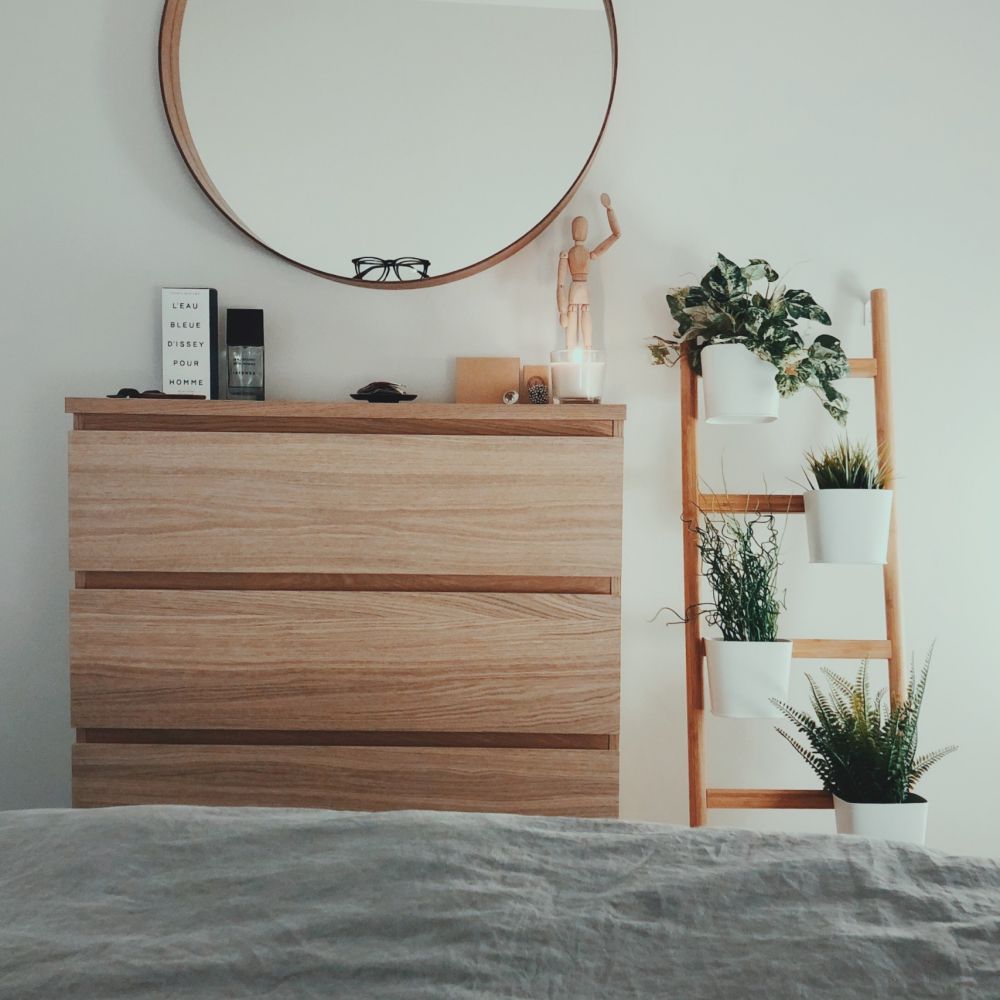 Lichte slaapkamer, neutrale slaapkamer, slaapkamer inspiratie, planten slaapkamer, hout en wit slaapkamer, wit beddengoed