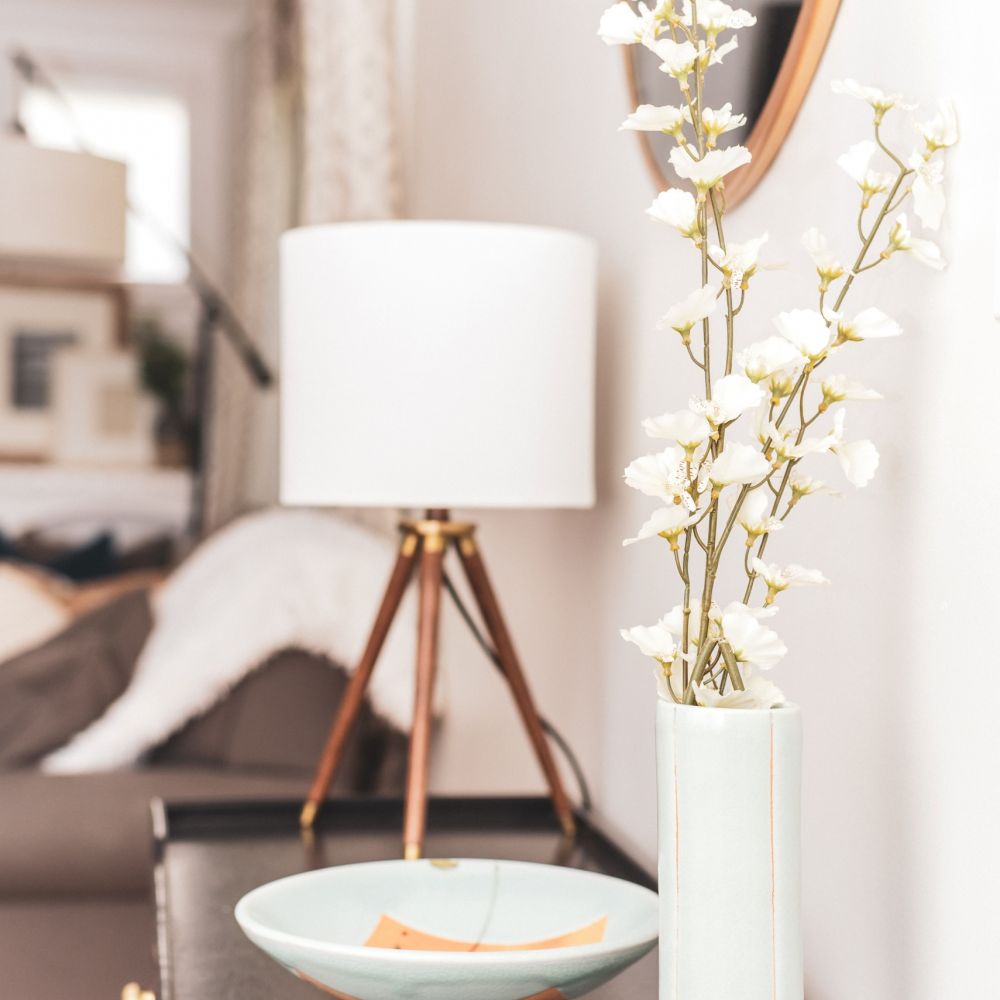 sidetable styling, neutrale inrichting, klassiek interieur, houten sidetable, hout en messing lamp