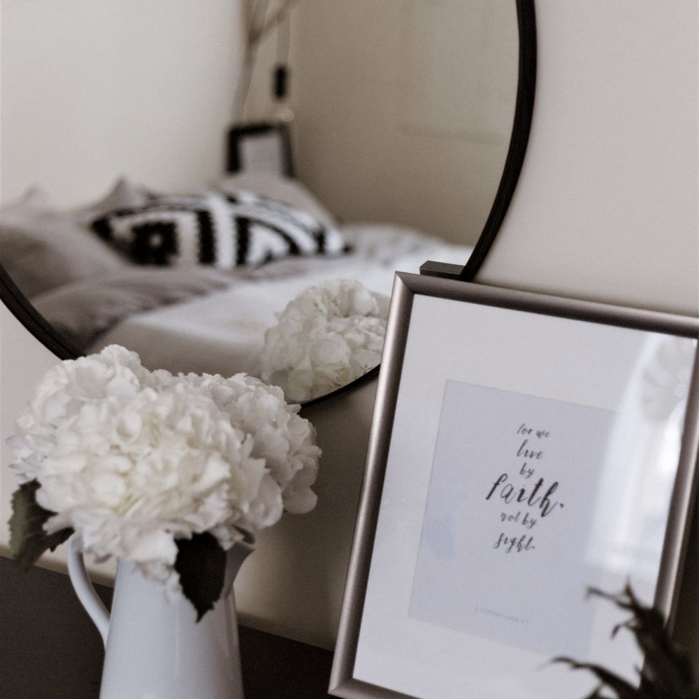 sidetable styling, neutraal interieur, klassiek interieur, sidetable met fotolijst, witte bloemen sidetable