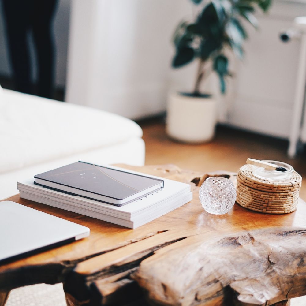 sidetable styling, neutraal interieur, klassieke inrichting, houten sidetable, planten op sidetable