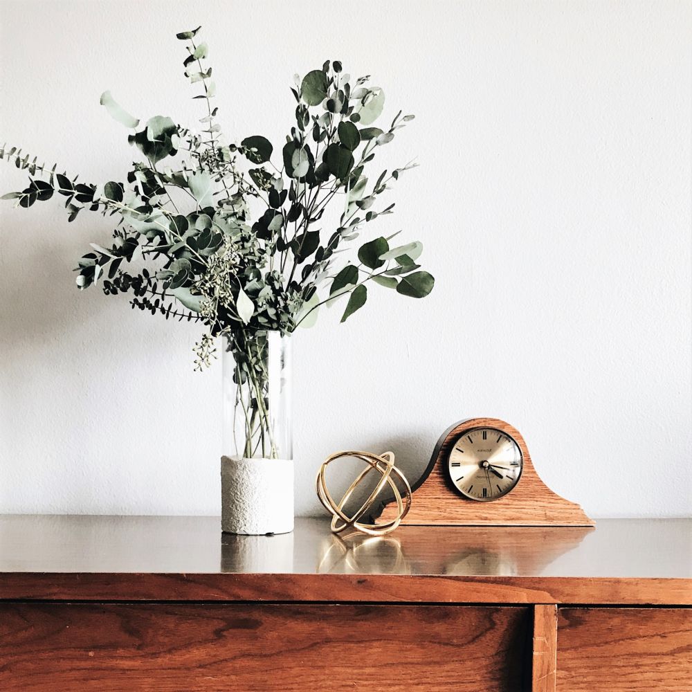 sidetable styling, neutraal interieur, klassieke inrichting, houten sidetable, planten op sidetable, hout en messing sidetable