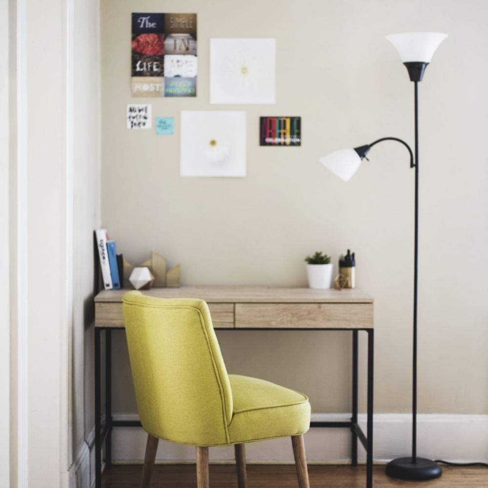 Thuiskantoor met geel gele stoel houten bureau homeoffice met geel inrichting interieur
