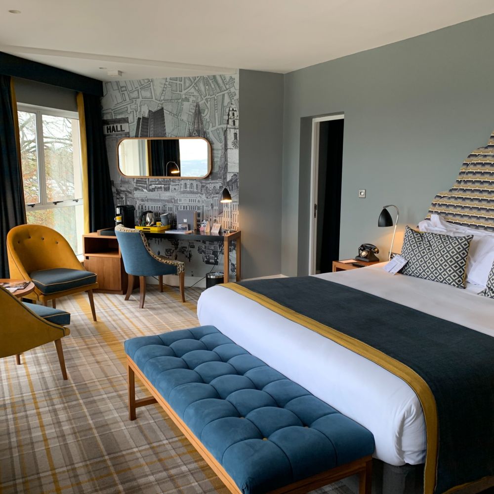 Hotel chique slaapkamer geel met blauw gele stoelen gele fauteuils inrichting multi kleur interieur