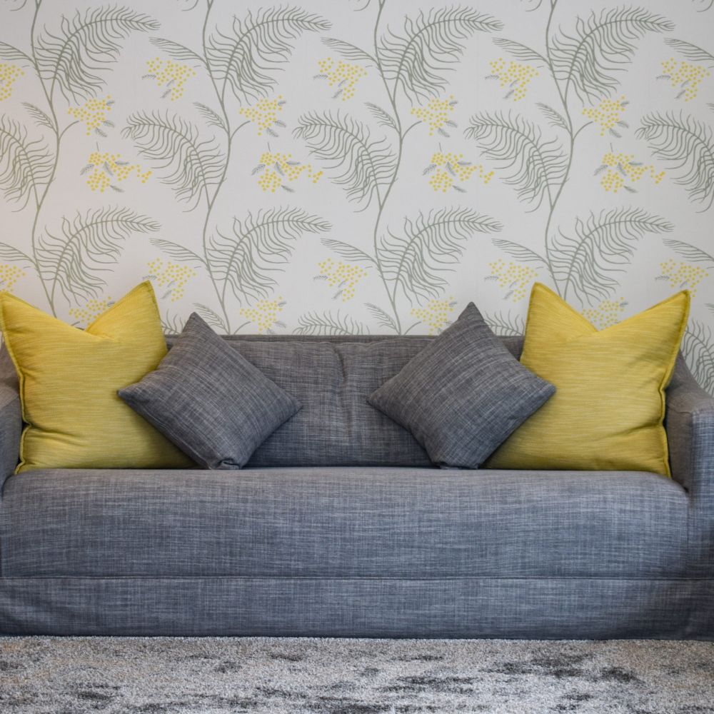 grijze bank gele kussens geel behang geel in woonkamer gele inrichting interieuradvies Zwolle