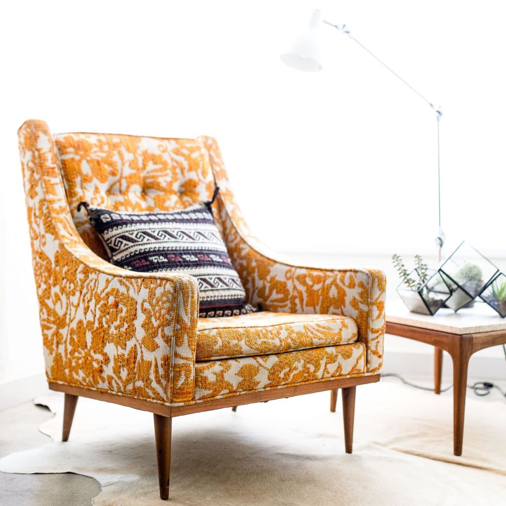 Geel interieur met gele fauteuil inrichting woonkamer met gele accenten