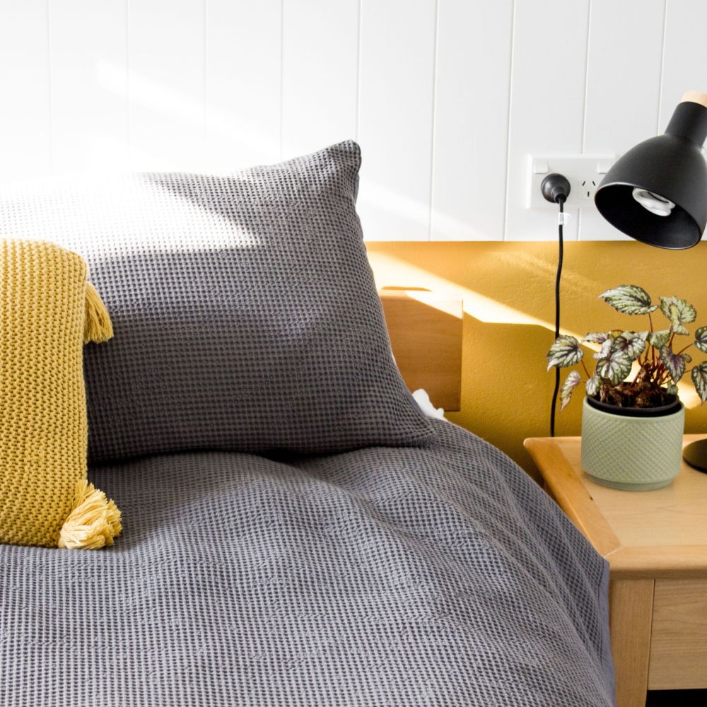 Slaapkamer hotel chique zwart met geel en messing interieur inrichting met gele wand interieuradvies Zwolle