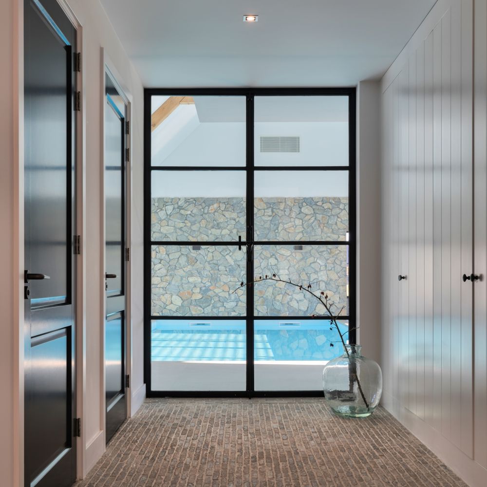 Stalen deuren, dubbele stalen deuren, ambachtelijk smeedwerk, interieuradvies Zwolle, industrieel wonen, landelijke stijl, smeden, staal, handgemaakt, taatsdeuren, inrichting, interieuradvies