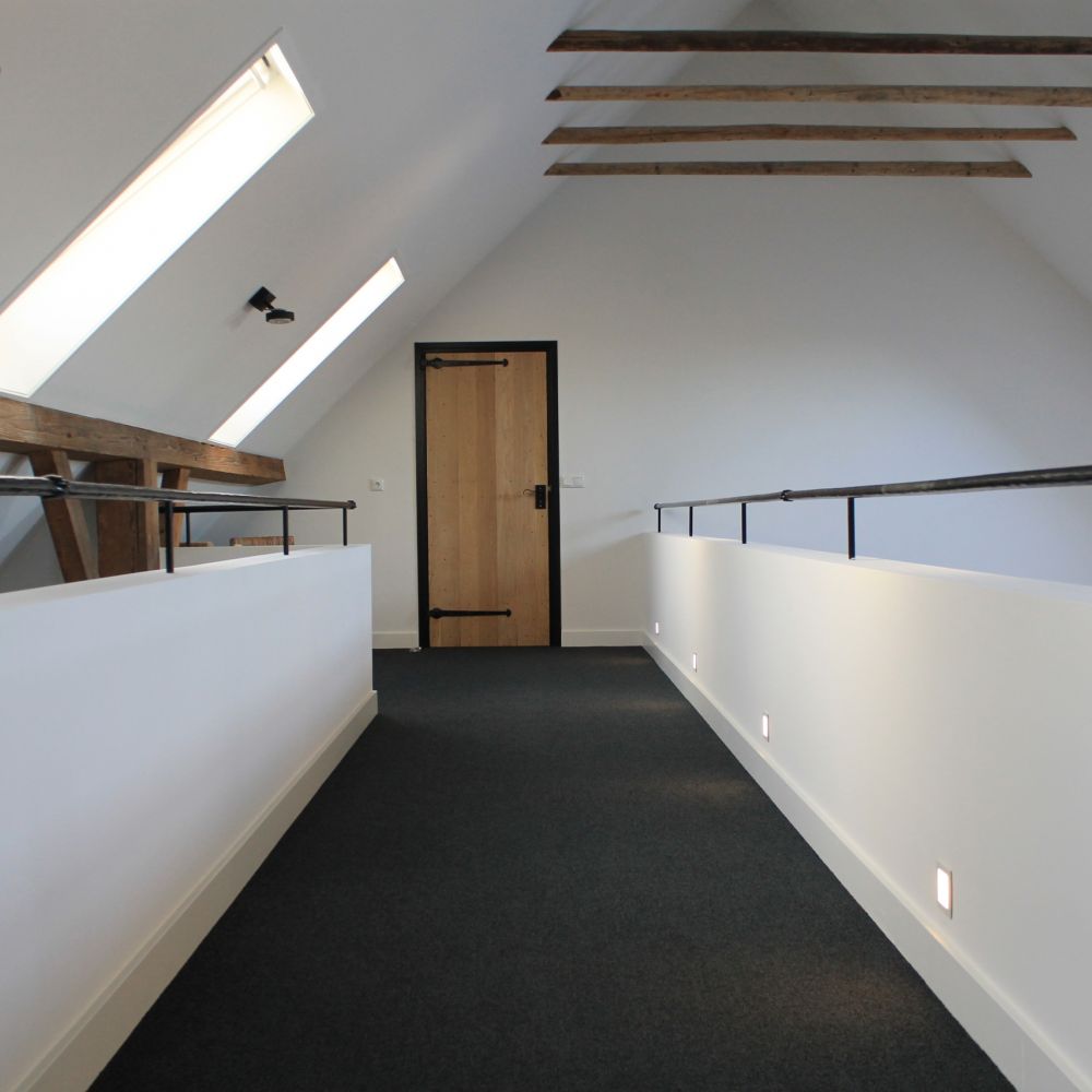 verbouwde boerderij, hout en staal, moderne boerderij, woonboerderij, landelijke stijl, barndoor, stalen barndoor, stalen reling, brug over woonkamer, brug over keuken, loopbrug in huis