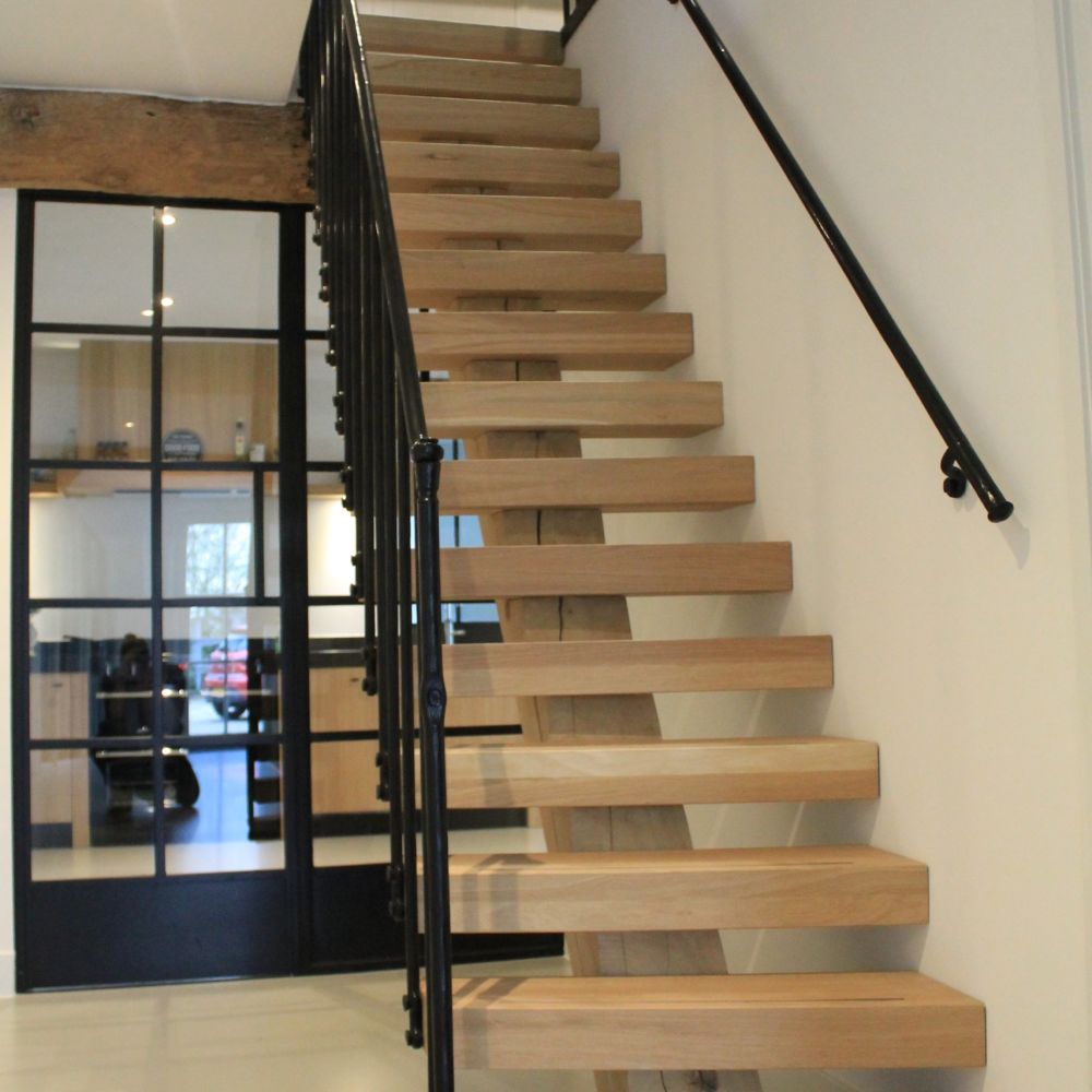 stalen trap, trap staal met hout, stalen reling, stalen deur, stalen deuren, strakke houten trap, stalen balustrade, stalen hekwerk, smeedwerk, stalen taatsdeuren, dubbele stalen deur
