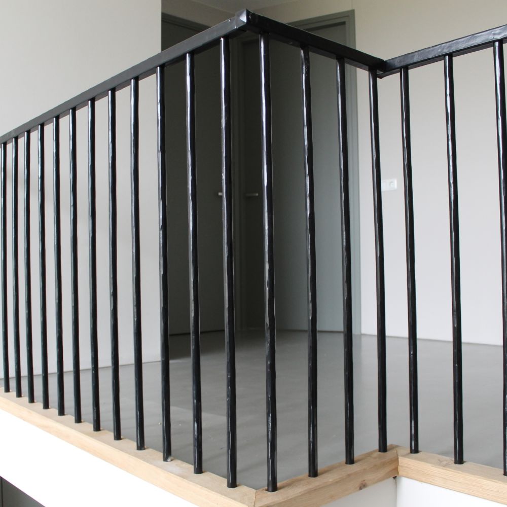 stalen trap, trap staal met hout, stalen reling, stalen deur, stalen deuren, strakke houten trap, stalen balustrade, stalen hekwerk, smeedwerk, stalen taatsdeuren, dubbele stalen deur
